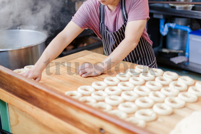 Baker baking bagels