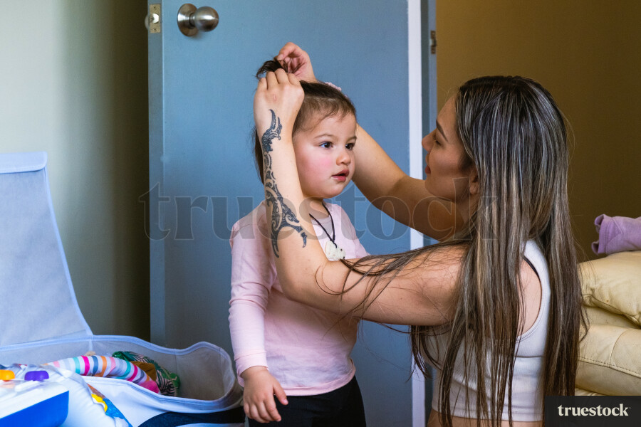 Māmā Putting her Daughters Hair Up