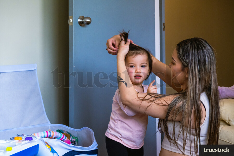 Māmā Putting her Daughters Hair Up