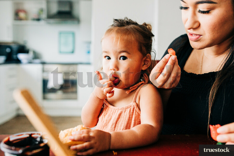 Māori mum and daughter eating together