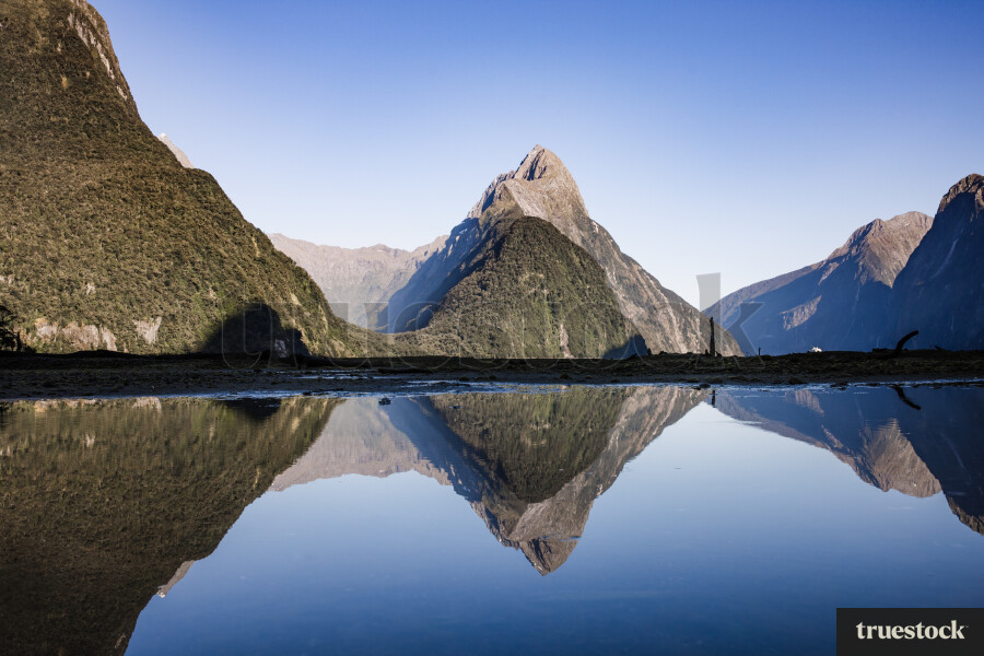 Milford Sounds Ocean and Mountains