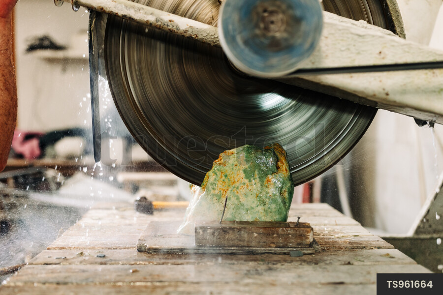 Saw cutting pounamu
